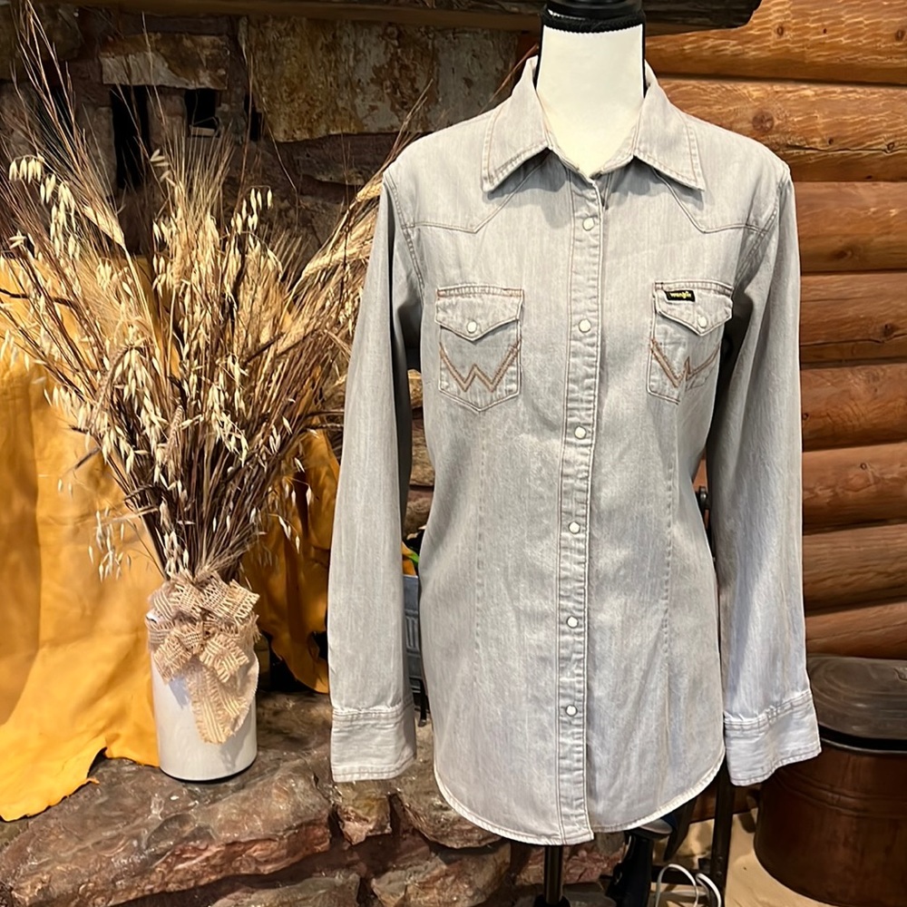 EUC - Women’s Wrangler Long Sleeve Shirt!